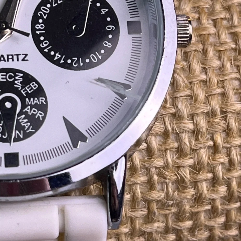 Liban White & Black Watch Not tested